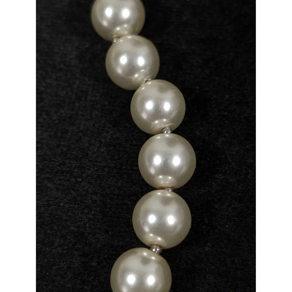 White Glass‎ Pearl Necklace 26